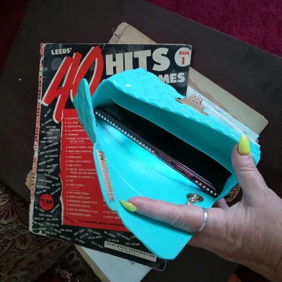 Adorable Jelly Crossbody! (New- Defect) - Picture 10 of 16